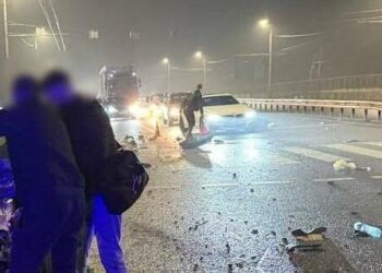 Врізалася у відбійник, паркан і стовп: у Дніпрі п’яна водійка влаштувала ДТП