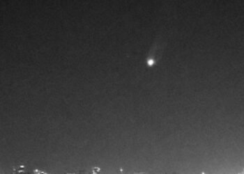 Вогняна куля у нічному небі Дніпра: рідкісне явище, яке не можна передбачити