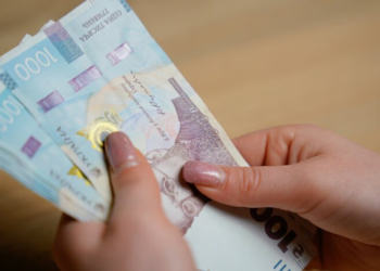 Кто из украинцев получит 1500 в апреле: полный список