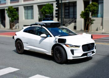 Waymo снова глючит: роботакси заблокировало скорую, которая направлялась на место массовой стрельбы