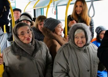 “Без карточки – штраф”: требования местных властей к пенсионерам оказались незаконными