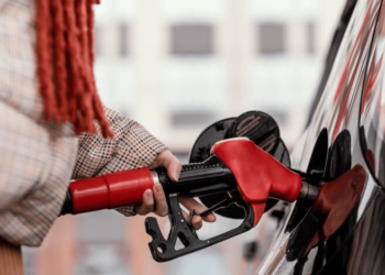 Бензин на АЗС по 100 гривен: водителям сказали, ударит ли война в Иране по кошельку