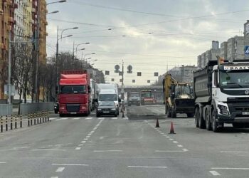 Авто стоять колонами: проспект Дніпра паралізував затор