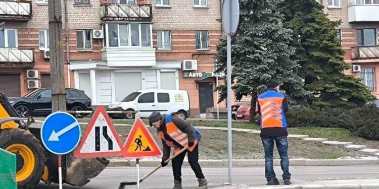 У Дніпрі миють та підмітають дороги: що стало причиною