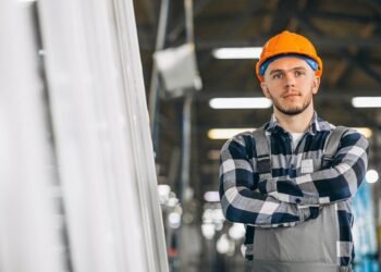 Рынок труда в Польше: где украинцам теперь легче найти работу, а где есть угроза увольнения