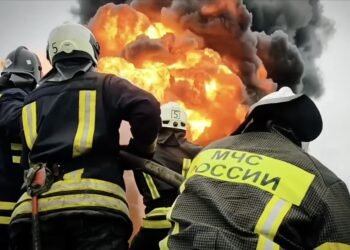 В российском Саратове вторые сутки горит НПЗ после удара дронов