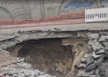 Дорога йде під землю: у Дніпрі збільшується провалля