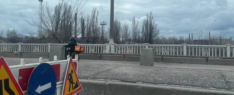 Сезон заторів: у Дніпрі черги авто розтягнулися від моста