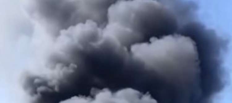 Дим аж до неба: загорівся магазин у Дніпровському районі