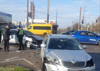 Затор і розбиті автівки: у Дніпрі сталася ДТП