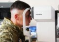 Захисникам України безкоштовно лікуватимуть зір: де отримати допомогу