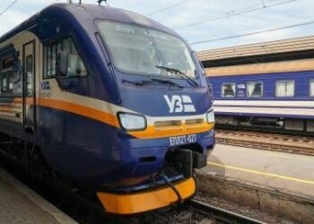 Де затримуються потяги через Дніпро: актуальний список