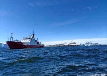 Український криголам "Ноосфера" вперше доставив експедицію і вантаж до британської антарктичної станції "Ротера"