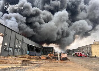 На терміналі "Нової пошти" пожежа охопила 3,6 тис. кв. м – у ДСНС показали наслідки атаки рф на Луцьк