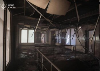 У Києві через атаку рф горіла будівля з офісами і складами – показали наслідки