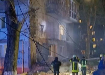 В Одесі після ворожої атаки спалахнули автівки та балкон будинку, є постраждалі – ОВА