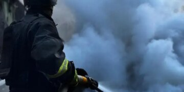 У Дніпровському районі Києва можливі перебої зі світлом через пожежу на підстанції