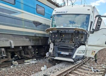 Водій вантажівки проігнорував сигнал та врізався у поїзд "Перемишль-Київ" на Львівщині