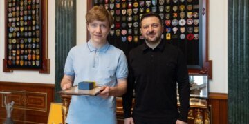 Виграв чемпіонат Європи, не будучи гросмейстером: Зеленський вручив відзнаку 17-річному Роману Дегтярьову