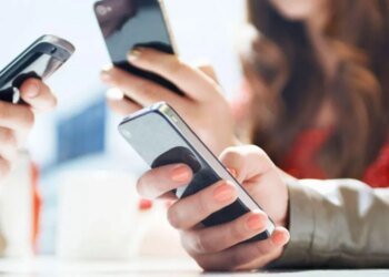 Кабмін Чехії закликали запровадити обмеження використання смартфонів у школах – ЗМІ