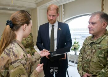 Азовці зустрілися з принцом Гаррі та подарували прикрасу із написом "Love is care"