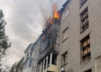 Двох людей врятували від пожежі після скидання вибухівки дроном на Херсон