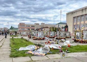 На Одещині водій пошкодив автомобілем конструкції з портретами на Алеї героїв