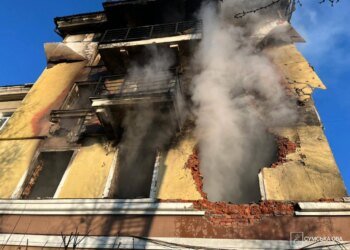 Ракетно-дронова атака на Шостку забрала життя жінки та спричинила масштабні пожежі