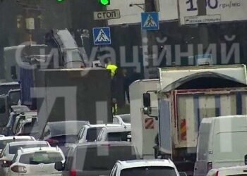 Затор на довго: у Дніпрі ремонт дороги паралізував рух