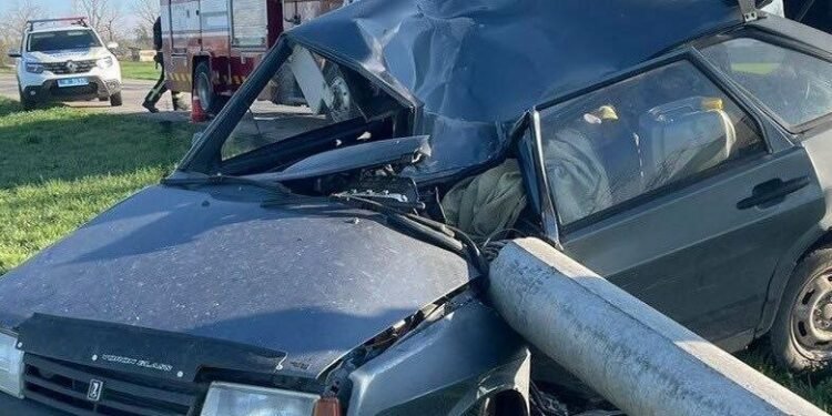 Зніс стовп і не міг вибратись: жорстка ДТП сталася на Дніпропетровщині