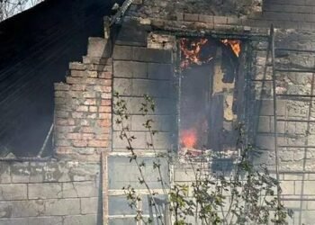 Пожежа на дачі: у Дніпрі чоловік опинився в пастці вогню