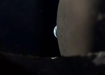 Земля исчезает за Луной: астронавт NASA снял Earthset на iPhone 17 Pro Max