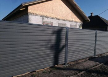 Украинцам запретили строить заборы: для участков ввели новые правила