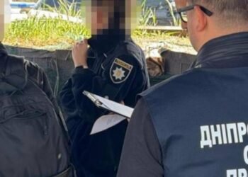 Вимагала $3000: у Дніпрі викрили патрульну поліцейську