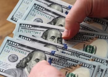 Двое работников СБУ требовали взятку у бизнесмена, их взяли на “горячем”