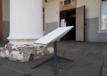 “Втемную” регистрировал “Старлинки” для врага: под Киевом разоблачили российского агента