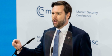 Вэнс призвал Украину и Россию к миру: “Стоит ли это сотен тысяч жизней?”