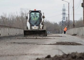 Не підлягає ямковому ремонту: що відбувається на Самарському мосту