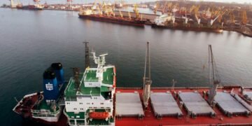 Оккупанты дроном атаковали судно в морском коридоре Украины, возник пожар