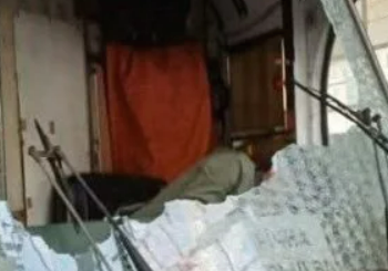 Скло розлетілося в салоні: на Дніпропетровщині напали на трамвай