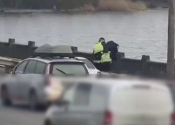 Хотіла стрибнути з мосту: у Дніпрі врятували жінку, – ВІДЕО