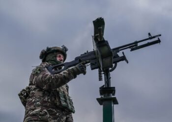 В Киеве ПВО работает по дронам: что известно о последствиях