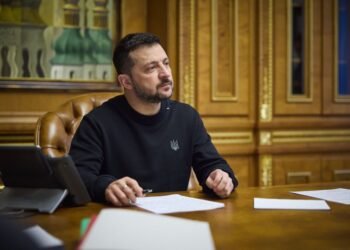 Зеленский инициировал продление мобилизации и военного положения