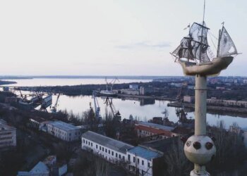 Ворог атакував Миколаїв балістикою, двоє людей постраждали