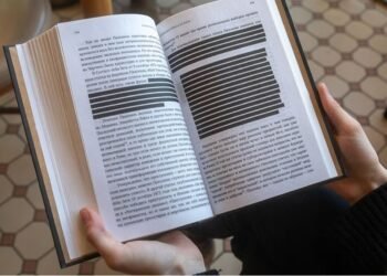 В РФ книги массово “чистят” от упоминаний о войне и ЛГБТК+, – СВРУ