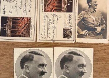Киянка намагалася вивезти до Німеччини листівки 1930-х років із Гітлером