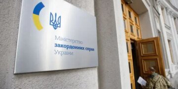 4 українців залишаються на ураженому хантавірусом лайнері, ще один на спецрейсі до Нідерландів, усі без ознак хвороби – МЗС