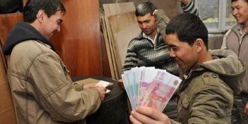 росія прив’язує мігрантів до війни через гроші – розвідка