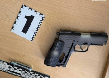 Стрілянина біля навчального закладу в Чернівцях: інспектор затримав 17-річного юнака