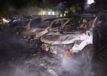Атака російських БПЛА на Харків 17 травня – згоріло сім авто, пожежу загасили